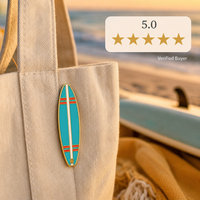 Broche émail souple 2D en forme de planche de surf, bijoux rétro sur le thème du surf et de la plage, plaqué or, badges métalliques en gros, épingles émail personnalisées OEM