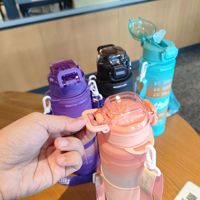 Bouteille d'eau en plastique grande capacité 1000 ml, couleur dégradée, avec sangle portable, pour activités sportives et fitness en extérieur