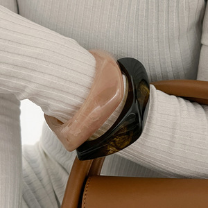 Vòng tay acrylic mặt tròn rộng kiểu dáng cổ điển HL dành cho nữ, nhuộm màu không đều, thời trang - Product Image 3