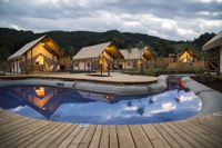 Tente Safari Premium avec Porte et Mur en Verre, Lodge de Glamping de Luxe pour Resort 5 Étoiles avec Espace Salle de Bain Privée