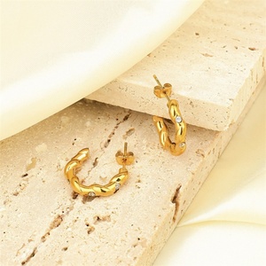 Pendientes Populares de Oro de 18k con Circonita Cúbica en Forma de C, Joyería - Product Image 5