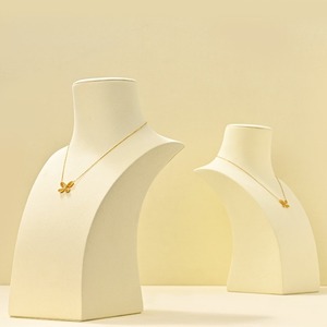 Support de présentation de collier personnalisé en microfibre, design créatif, pour comptoir, présentoir à bijoux. - Product Image 2