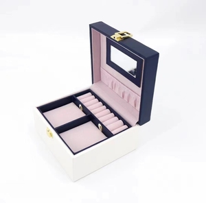 Boîte d'emballage pour bijoux en PU, style élégant et joli, stock disponible en usine en Chine, boîte de collection multifonction avec ruban. - Product Image 1