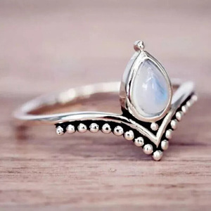 Anello con pietra a goccia a forma di V, gioiello da mano semplice e unico in stile INS per donna, nuovo stile - Product Image 1