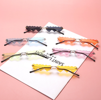 Petites Lunettes de Soleil sans Monture Style Punk Vague Femme Luxe Mode Rouge Rose Cœur Unique Rectangle Verres de Soleil pour Femme Vintage Lunettes