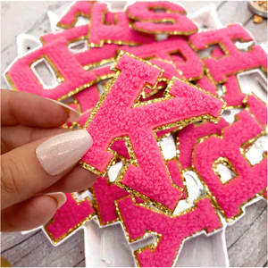 Cổ phiếu tự dính 26 Bảng chữ cái 3D tim hoa ren ngọc trai ủng hộ thêu cảm thấy sắt trên các bản vá lỗi vải - Product Image 1