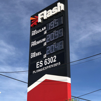 Équipement publicitaire extérieur : Totem lumineux personnalisé pour station-service, affichage de logo sur poteau, signalisation routière