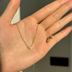 Boucles d'oreilles clous Dylam Classic Collection en argent sterling 925 plaqué or 14K avec pierre de moissanite VVS1 couleur D de 0,3 carat - Product Image 2