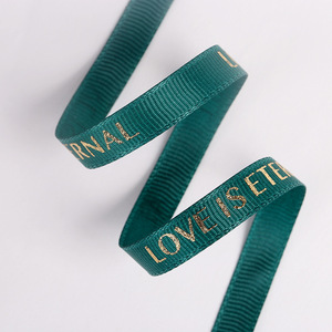Feestlinten klaar voor verzending: satijnen lint, polyester lint, bloemenlint, grosgrain lint, kerstlint in rood en groen met gouden logo. - Product Image 4