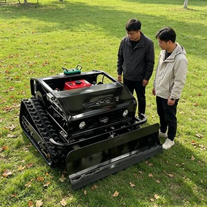 Tondeuse à gazon télécommandée RC YQ-800 avec plateau de 800 mm, moteur 16 CV et lame de bulldozer pour cimetières et terrains en pente - Product Image 3