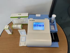 Appareil d'examen manuel d'acuité visuelle de laboratoire médical avec <span class=keywords><strong>11</strong></span> <span class=keywords><strong>paramètres</strong></span> 100pcs <span class=keywords><strong>bandelettes</strong></span> de <span class=keywords><strong>test</strong></span> d'urine en plastique par boîte - Product Image 4