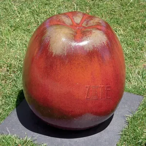 طائر برونزي معدني بمقاس كبير منحوت على تماثيل التفاح