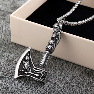 Yunnique – collier avec pendentif hache en acier inoxydable pour hommes, double face, motif loup et corbeau, bijoux cadeau - Product Image 2