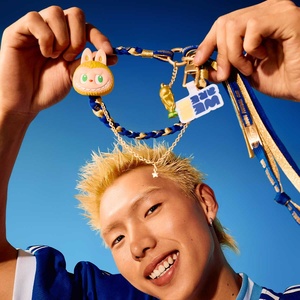 POPMART Authentic Labubu <span class=keywords><strong>the</strong></span> MONSTERS Series - Scatole a Sorpresa con Cordino Lungo, Ciondolo a Forma di Pallone da Calcio, Portachiavi Carino, Regalo Perfetto - Product Image 5