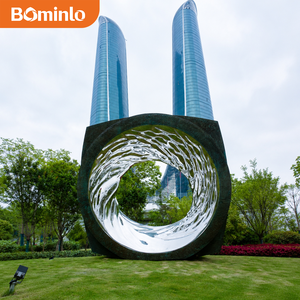 Sculpture d'anneau de portique sur mesure de grande taille en acier inoxydable avec cadre à facettes et centre bleu lumineux, Art nocturne moderne pour parc urbain - Product Image 2