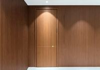Porte intérieure battante moderne en MDF stratifié PVC, insonorisée, sans peinture, gaufrée, pour chambre d'hôtel, avec panneau mural assorti