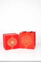 Boîte cadeau à thé rouge personnalisée en gros, double porte, en carton rigide avec estampage à chaud doré et sac fourre-tout assorti