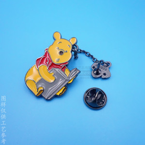 Broche Winnie l'ourson en alliage de zinc émaillé, figurine d'animal de dessin animé avec chaîne, cadeau unisexe - Product Image 2