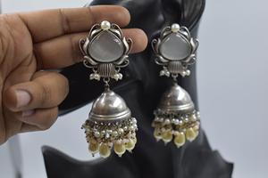 Boucles d'oreilles créoles en forme de feuille de laiton argenté, effet imitation argent, tendance 2025, pour filles et femmes - Product Image 2