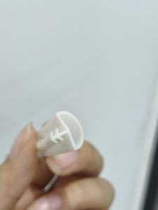 Anpassbarer U-förmiger Kantens chutz Flexibler TPE-trimm barer Boden dichtung streifen mit Schneid verarbeitung service - Product Image 3