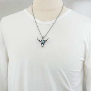 Yunnique – pendentif tête de taureau en acier titane avec incrustation de turquoise pour hommes, collier rétro Punk, chaîne de 60cm - Product Image 4