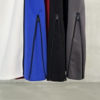 Pantalon de jogging large à rayures avec poches zippées YKK, fente à l'ourlet, panneaux contrastants et patchwork bicolore sur les côtés