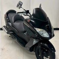 Scooter Maxi Honda Forza 250 d'occasion, excellent état. Moteur refroidi par liquide de 250 cm³, transmission automatique, entièrement fonctionnel.