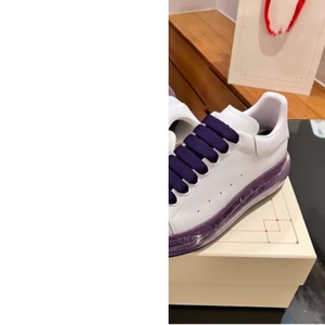 Sneakers en cuir blanc de luxe avec dentelle violette, chaussures décontractées à semelle épaisse avec coussin d'air pailleté violet pour hommes et femmes - Product Image 2