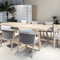 Table de jardin en bois avec plateau rectangulaire et pieds en tréteaux pour terrasse