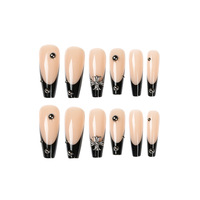 Uñas postizas estilo Chrome Hearts, negras, con base nude, adornos de cruz y tachuelas, forma ataúd larga, estilo atrevido