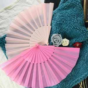 พัดพลาสติกสีพื้นแบบคลาสสิกสำหรับผู้หญิง ใช้เต้นรำในฤดูร้อน พับได้ - Product Image 4