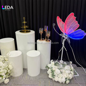 Socle rond en acrylique blanc personnalisé LEDA pour la présentation de gâteaux de mariage et de fleurs, idéal pour la décoration d'événements - Product Image 4