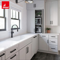 Cuisine compacte blanche élégante Alland pour petite maison, avec plan de travail, évier et unité de rangement