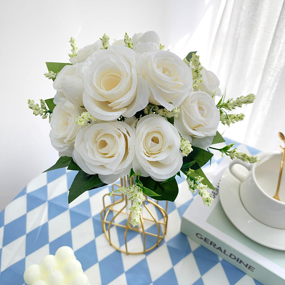 สีขาวกุหลาบปานกลาง