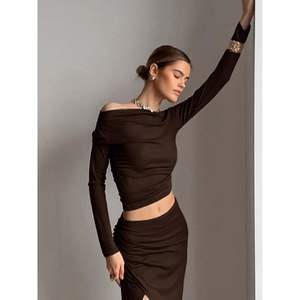 Ensemble sexy personnalisé 2026 pour femme : haut court à épaules dénudées et jupe longue fendue taille haute, manches longues, en tissu à mémoire de forme, tenue de soirée - Product Image 3