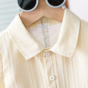 Bộ đồ bé trai thời trang chất liệu vải polyester nhẹ, có họa tiết nhăn, gồm áo ngắn tay và quần đùi 3 món, phong cách thường ngày - Product Image 4
