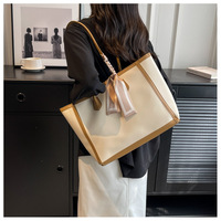 Sac fourre-tout imperméable en PU bicolore à texture haute, avec foulard imprimé, grande capacité, pour femme, sac à bandoulière/portable élégant pour le travail