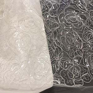 Tessuto in pizzo di <span class=keywords><strong>tulle</strong></span> <span class=keywords><strong>bianco</strong></span> <span class=keywords><strong>ricamato</strong></span> con paillettes e applicazioni floreali 3D per abito da sposa LT21920 - Product Image 1