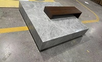Table basse de salon convertible moderne avec cadre en marbre italien gris et détails en placage de noyer Canaletto