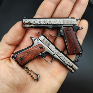 Llavero de metal con diseño de pistola 1911, modelo de pistola en miniatura, llavero de juguete con empuñadura de madera realista de 7.5 cm, llavero dorado, escala 1:3 - Product Image 5