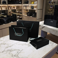 Sac shopping en papier de luxe personnalisé avec gaufrage/estampage à chaud, logo personnalisé, poignée en ruban pour l'emballage de chaussures et de vêtements, utilisation promotionnelle