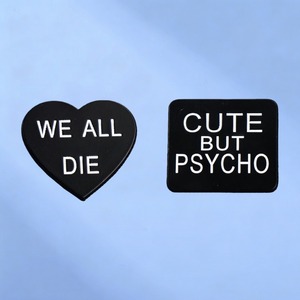 Pin Esmaltado de Humor Negro con la Frase "We All Die" y "Cute but Psycho", Broches de Humor Negro - Product Image 1