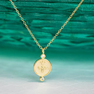 <span class=keywords><strong>Collana</strong></span> Elegante e Brillante <span class=keywords><strong>con</strong></span> Pendente <span class=keywords><strong>Ape</strong></span> Regina in Zircone, Catena Sottile in Acciaio Inox Placcato Oro PVD - Product Image 3