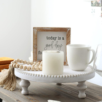 Plateau rond en bois avec support vertical en forme de tuyau de style farmhouse et bords perlés pour la décoration. Support de présentation pour cupcakes en papier.