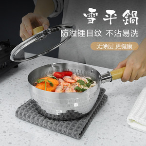 Olla Yukihira de Acero Inoxidable con Textura Martillada y Mango de Madera, Antiadherente, Fácil de Limpiar, Solo Lavar a Mano - Product Image 1