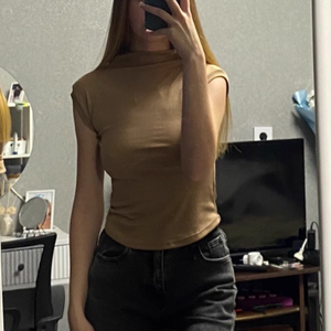 T-shirt court uni à manches courtes pour femme avec col semi-montant, top court sexy ajusté et cintré à la taille, tendance - Product Image 2