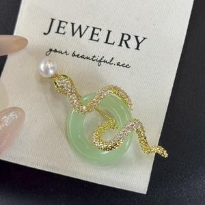 Broche de l'année du Serpent 2025, emblème de dessin animé, esprit du Serpent, porte-bonheur, commémorez l'année avec style - Product Image 2