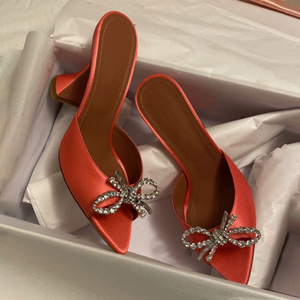 Mules d'été élégantes et luxueuses personnalisées, noires et blanches, à bout pointu, à <span class=keywords><strong>talon</strong></span> haut, avec nœud en strass, à enfiler - Product Image 6