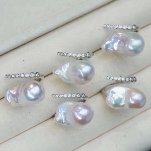 Anello Barocco di Nicchia con Apertura Regolabile e Unico Design in Argento Sterling con Perle Edison d'Acqua Dolce - Product Image 3