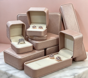 กล่องหนัง PU ลายละเอียดแบบแชมเปญ หลายขนาด ทรงสี่เหลี่ยมแบบพับได้ พร้อมซับในกำมะหยี่สีขาวนวล นุ่มสบาย - Product Image 4